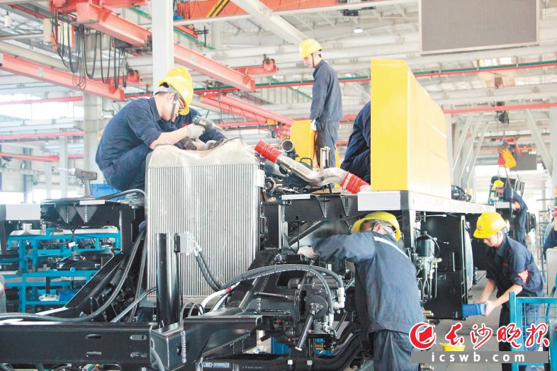 　　星邦智能生产车间内，工人正在专心作业。长沙晚报通讯员 段华良摄 