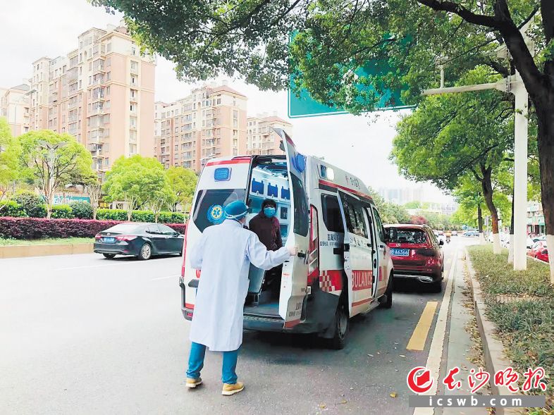 　　天心区湘林小区的甘爹爹被顺利转送至医院。   受访者供图