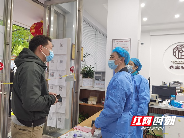 朱鹏辉在社区大厅接待来访群众.jpg
