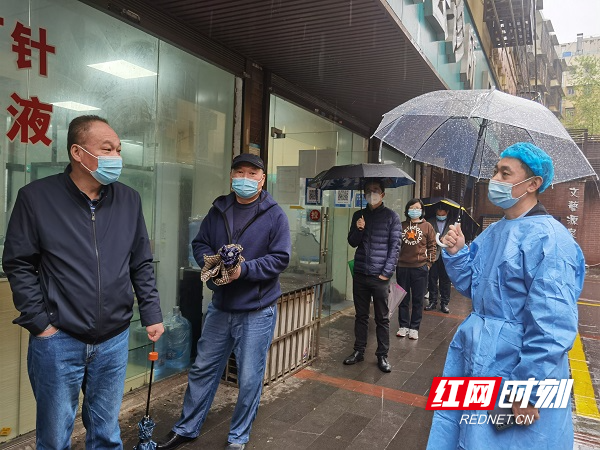 朱鹏辉在核酸检测现场维持秩序.jpg