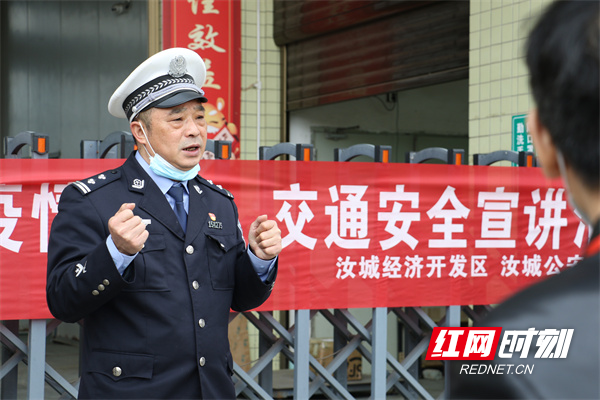 01县交警大队民警到企业面对面宣讲.JPG