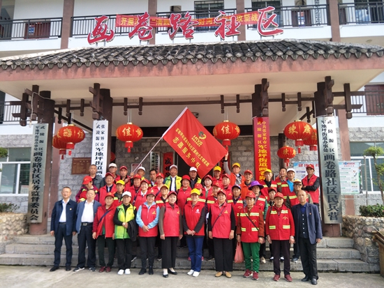 军地坪街道老年志愿者参与抓创卫促文明行动.jpg