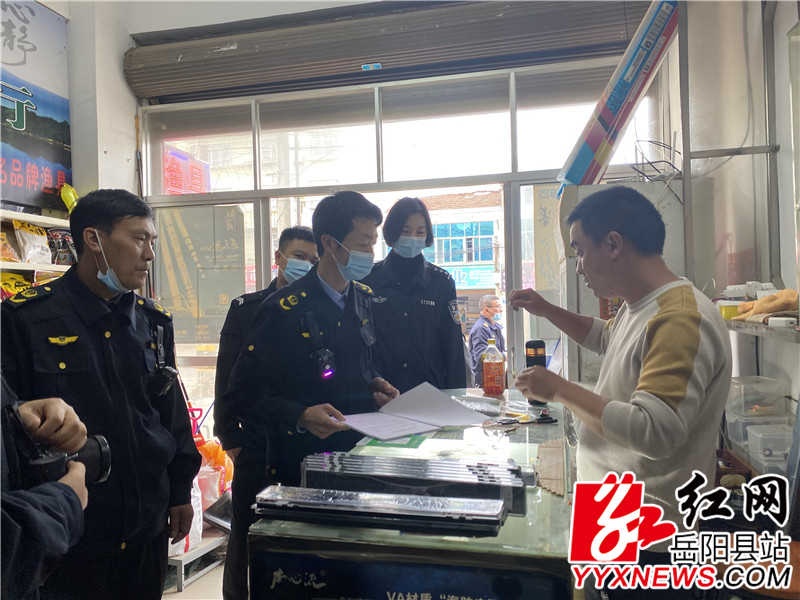 工作人员向店主宣传.jpg