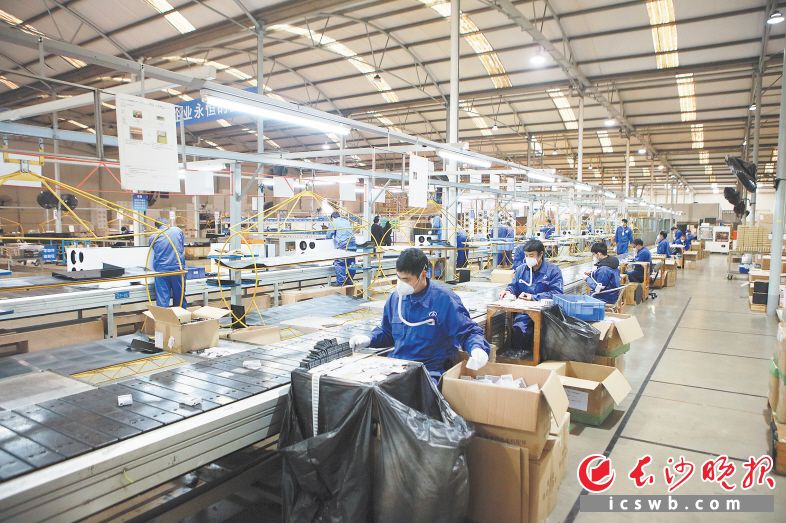 　　在远大空气生产车间，数十名产业工人井然有序地组装生产空气净化产品。 长沙晚报全媒体记者 伍玲 通讯员 王开辉 摄影报道