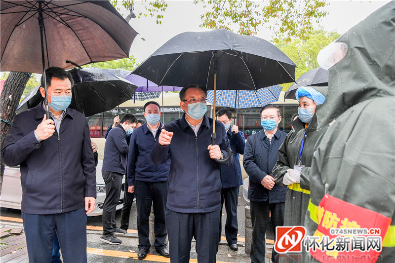 02：雷绍业在市博物馆核酸采集点现场检查工作流程、现场秩序、人员配备等情况。（以上照片均由记者  杨