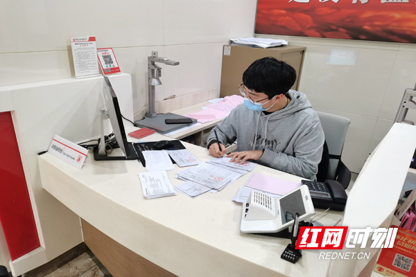 怀化农商银行营业部工作人员办贷现场.jpg