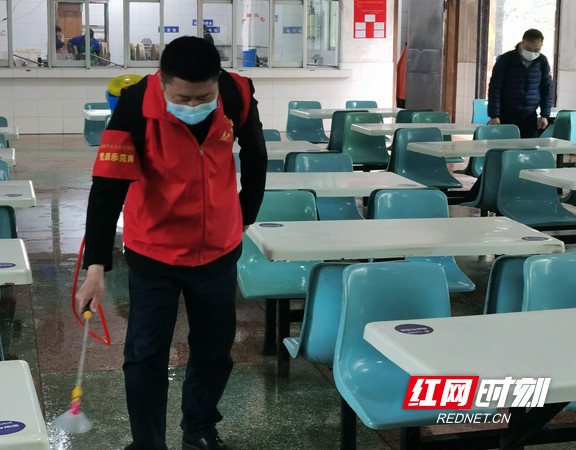 长高党员为食堂消杀.marked.jpg