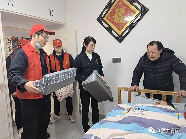 江麓团青前往建档立卡的困难职工家中提供义工服务。.jpg