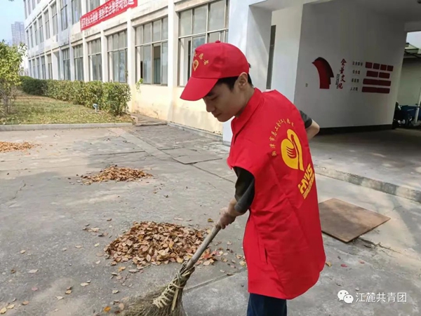 “志愿红”清理公司道路.jpg