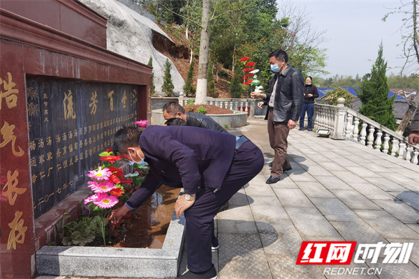 向纪念碑献花.jpg