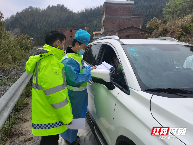白水瑶族乡G234磨刀岭疫情防控咨询点，工作人员引导群众有序进行登记、扫码、测温等工作。.jpg