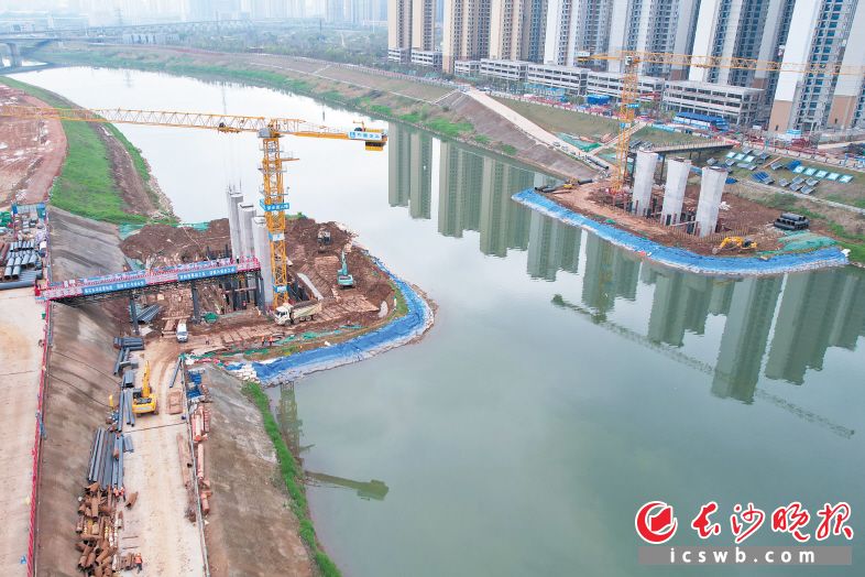 金桂路跨浏阳河大桥项目完成主桥墩柱建设，预计明年上半年具备通车条件