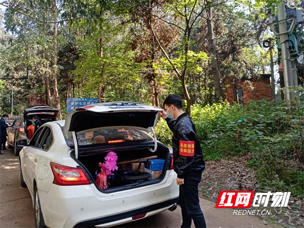 图九骆仙公园森林防火值守人员对祭祀用品进行检查。（张程梅  摄）.jpg