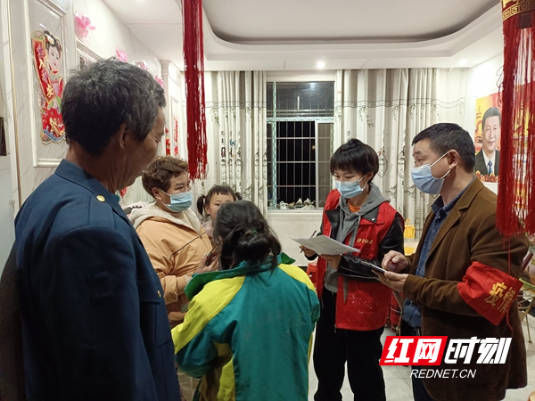 凤凰县发改局、沙湾社区的志愿者们入户摸排宣传现场.jpg 凤凰县发改局、沙湾社区的志愿者们入户摸排宣传现场.jpg