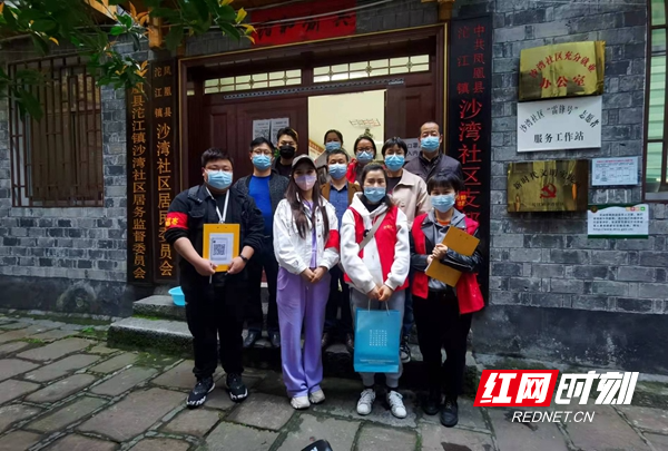 志愿者疫情防控‘“敲门行动”’合影.jpg 志愿者疫情防控‘“敲门行动”’合影.jpg