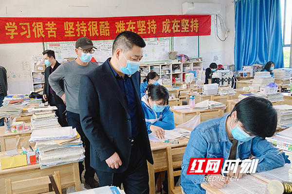 张新卫局长看望清明假期“留校”寄宿生副本.jpg