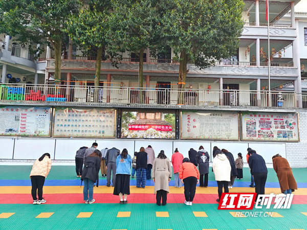幼儿园教师代表与幼儿代表进行网上祭扫。.jpg