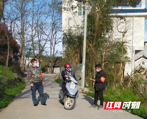 对过往村里人员进行查验两码及森林防火宣传.jpg