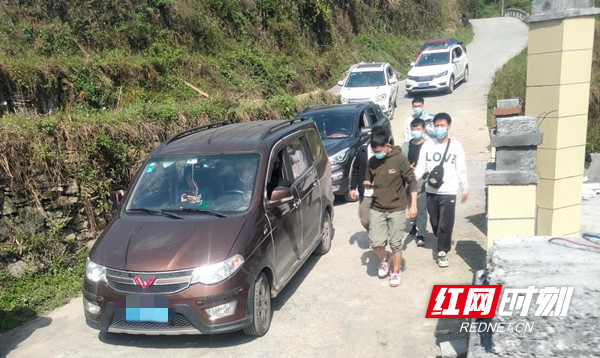 要求回村车辆停车扫码登记.jpg