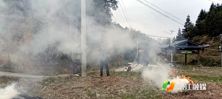 湖南雪峰山国家森林公园立即制止村民在稻田中焚烧草木杰行为.png