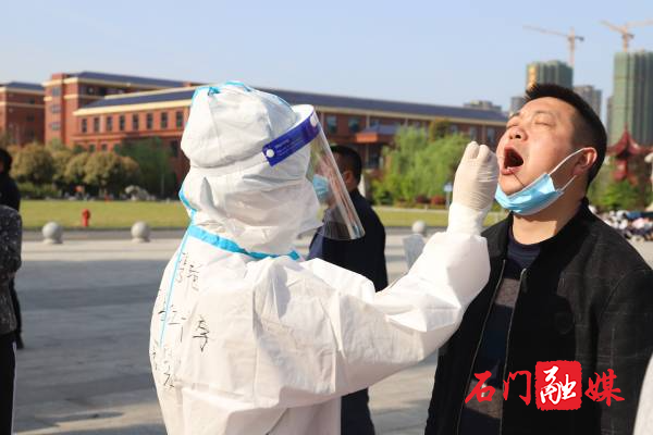 湘北医护人员为老师做核酸检测.jpg