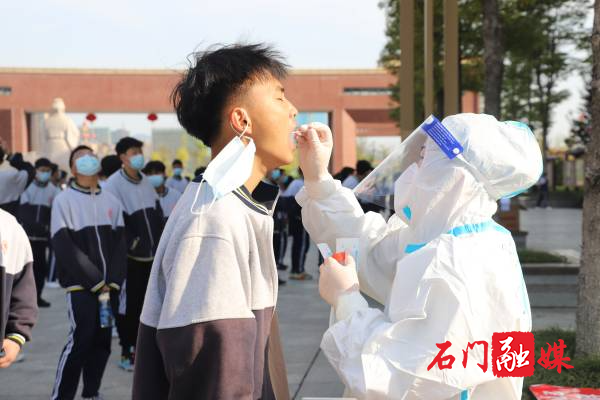 湘北医护人员为学生做核酸检测.jpg
