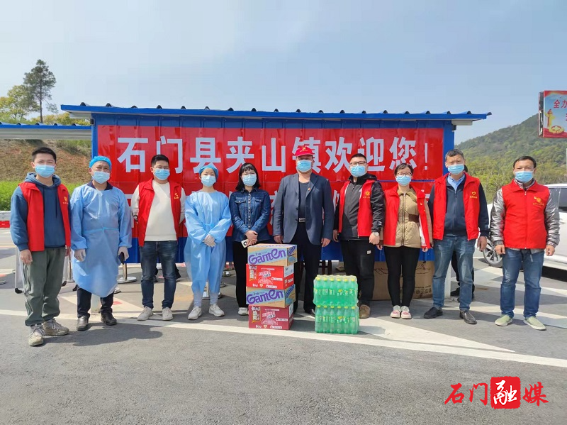 桂花村支村两委慰问安慈高速卡口执勤人员.jpg