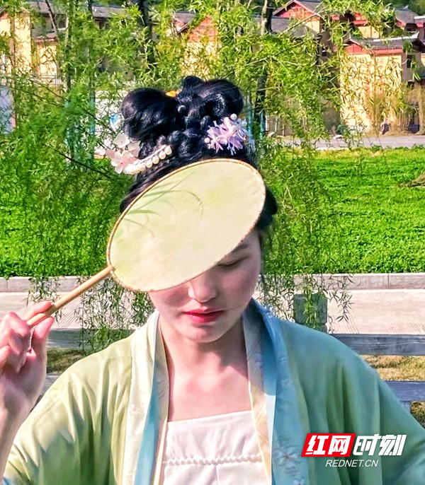 拍照的游客.jpg