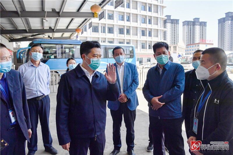 黎春秋在溆浦汽车站督查交通安全落实情况。（以上照片均由本报记者 潘雨 摄）