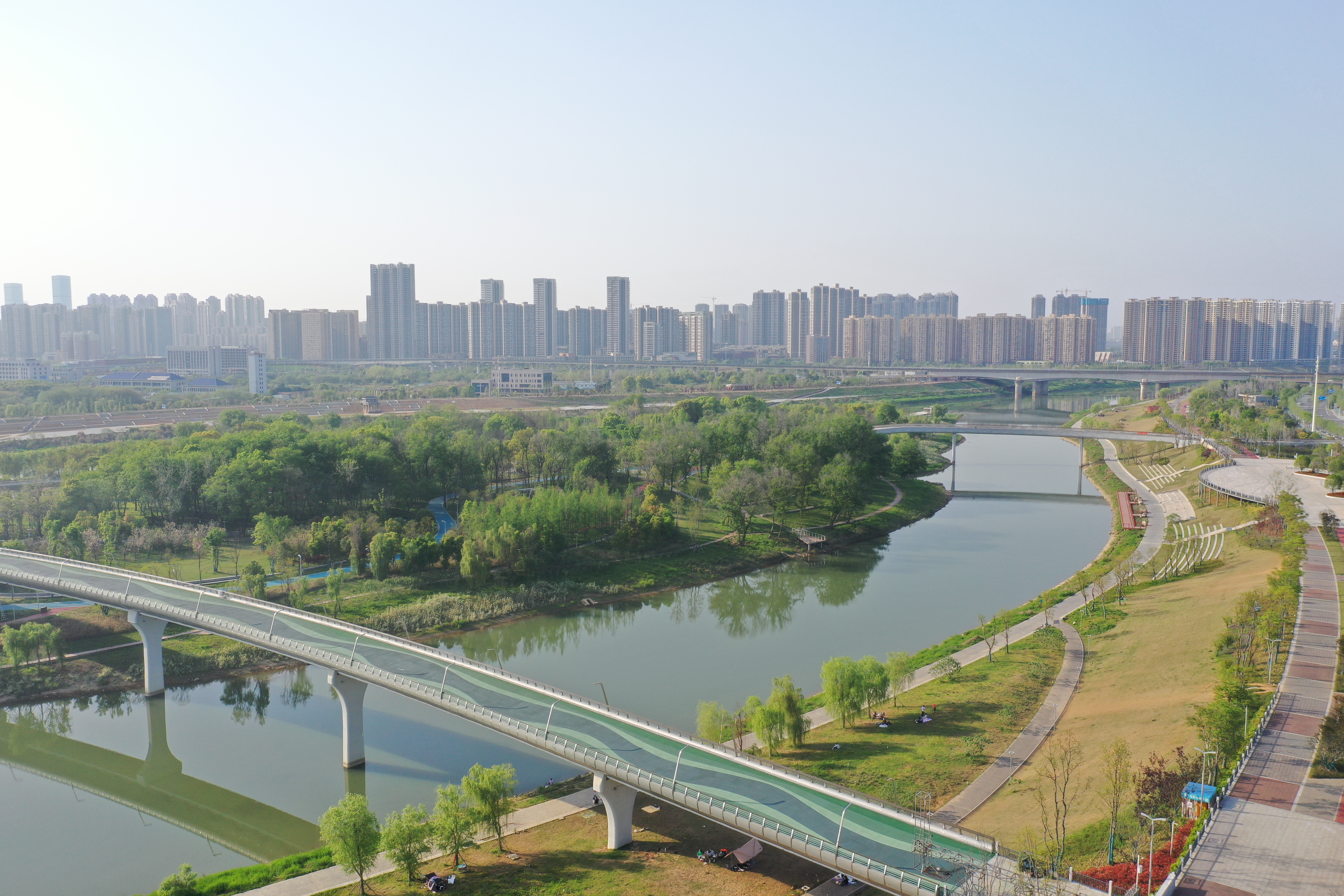 作为片区核心配套工程，横跨浏阳河的大、小两座步行廊桥目前也已完成建设。