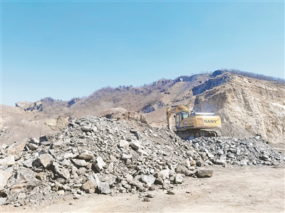 在兴隆县帅宝矿业公司水泉甸子石灰岩、铝土矿矿区一处作业场坪,露天堆放着部分矿石余料。贺鸣 摄