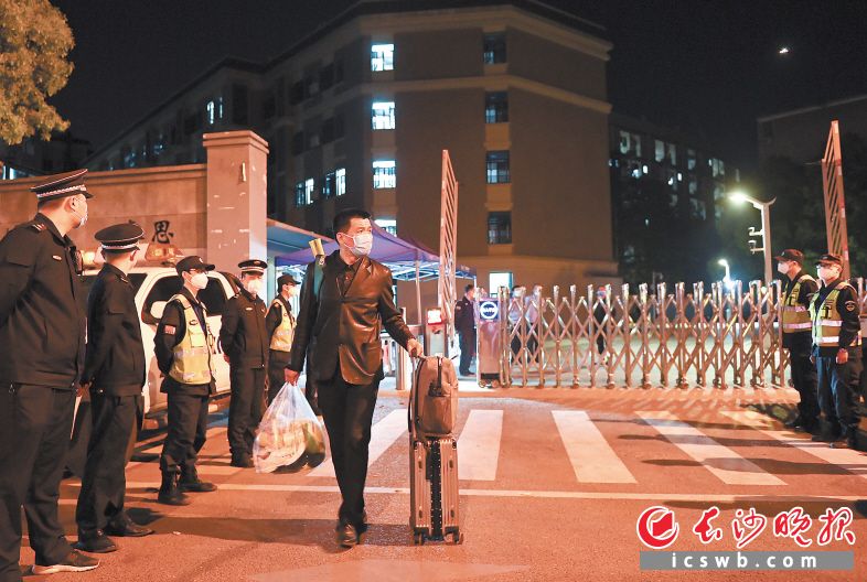 　　在湖南大学天马学生公寓，师生走出大门。　　长沙晚报全媒体记者 罗杰科 黄启晴 郭雨滴 摄影报道