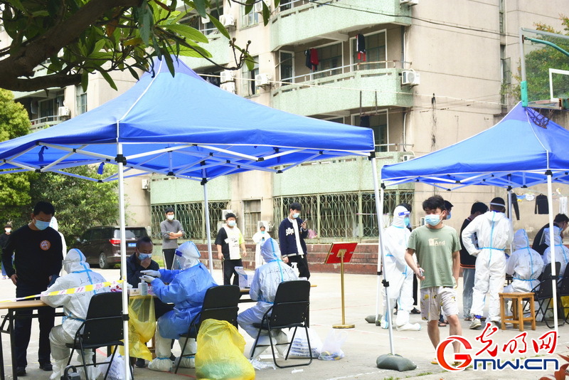 【组图】“守沪者联盟”丨探访上海抗疫一线:核酸 消杀 物资发放