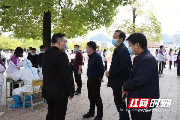副县长黄晓坤（左一）及教育局领导来校督导疫情防控工作.png