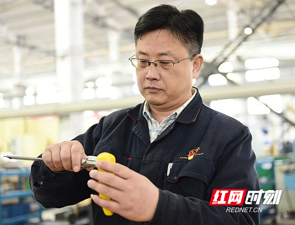张海东正在检测新加工产品精度。.jpg