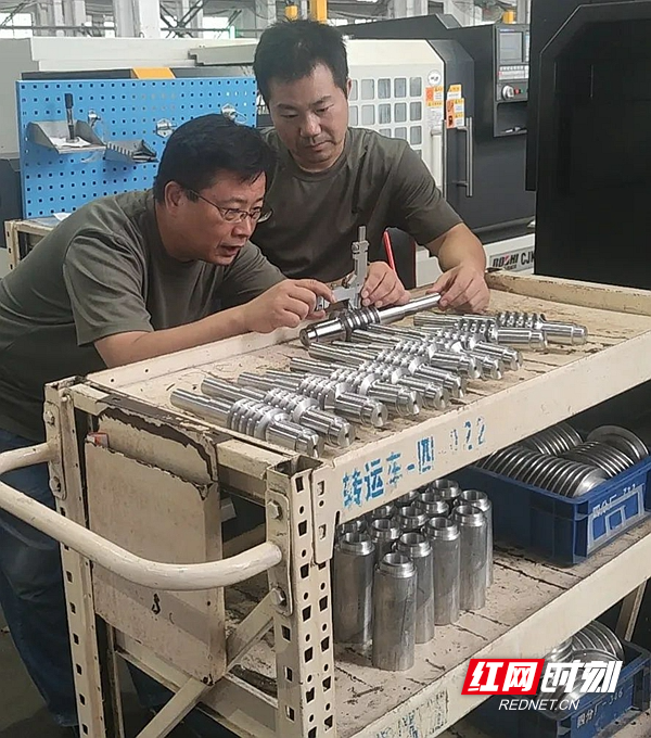 张海东与工作室成员产品进行技术分析。.jpg