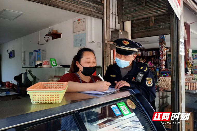 【喜迎二十大·全域文明创建在行动】乱泼乱倒不文明 吉首城管“亮剑”不文明行为2.jpg