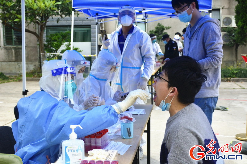 【组图】“守沪者联盟”丨探访上海抗疫一线:核酸 消杀 物资发放