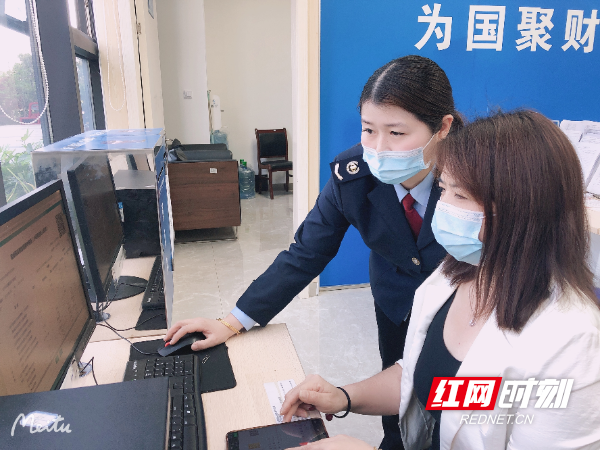 0411 岳麓 区税务局学士税务局分局税务干部认真辅导纳税人进行留抵退税申请.png