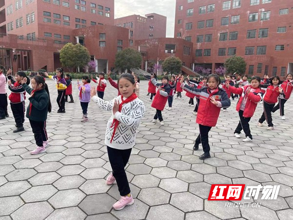 学生唱念京剧《卖水》.jpg
