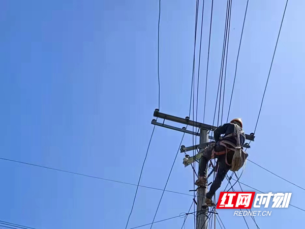 工作人员全力配合整改用户用电线路.jpg