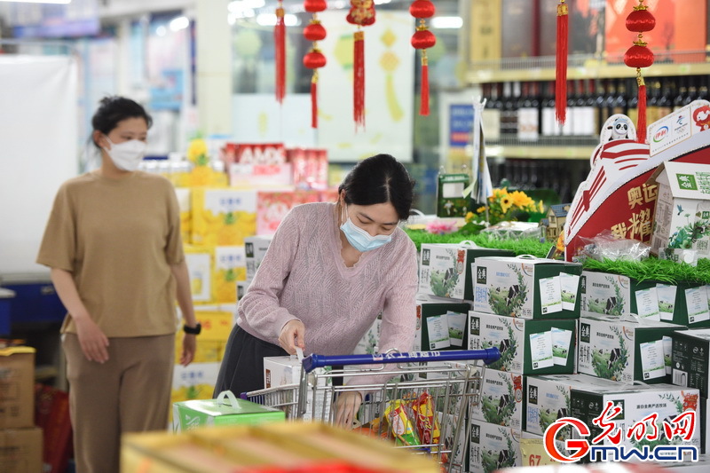【组图】“守沪者联盟”丨探访上海抗疫一线：首批防范区居民走出小区