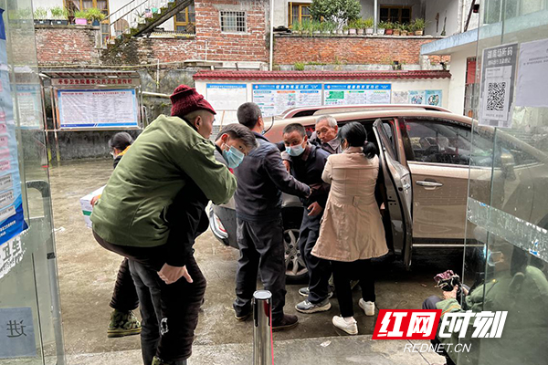 炎陵县中村瑶族乡人大代表安排专车接送老年人接种疫苗.jpg