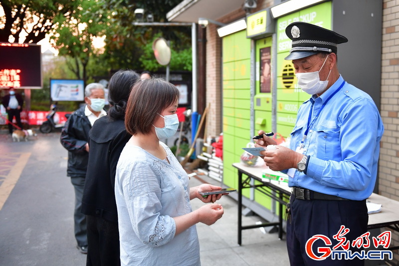 【组图】“守沪者联盟”丨探访上海抗疫一线：首批防范区居民走出小区