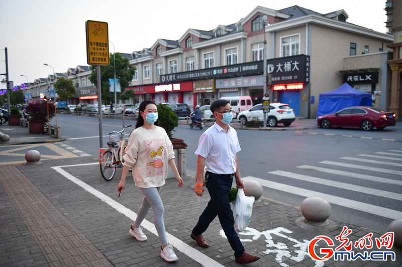 【组图】“守沪者联盟”丨探访上海抗疫一线：首批防范区居民走出小区