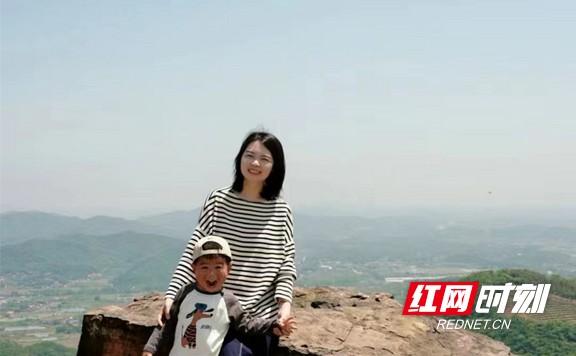 潘永祥的妻子宇琪和孩子阔阔。