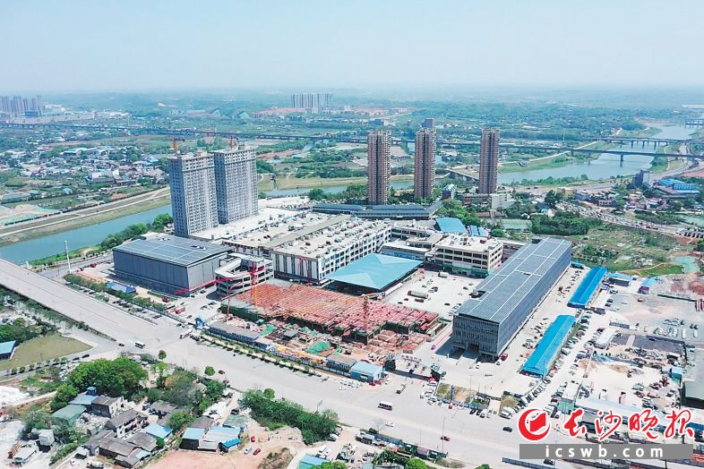 　　水渡河市场二期项目正在抓紧施工，预计年底全面投入使用。　　长沙晚报通讯员 杨铭 摄