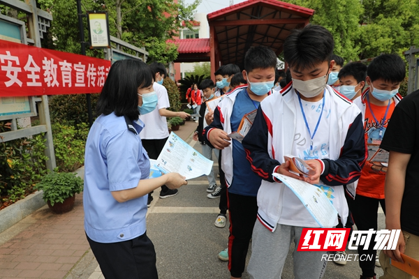 民警进校园开展安全宣传教育活动。.jpg