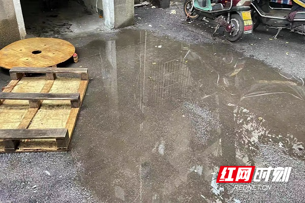 楼道口积水严重.jpg