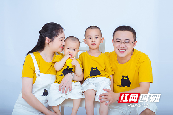 肖金红和同为检验医师的丈夫、两个儿子的全家合影。2.jpg